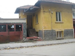 Автомобил отнесе оградата на частeн дом в Ботевград