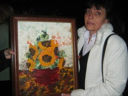Димитринка Томова дари картина на училището в Трудовец