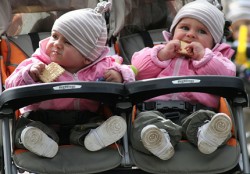 Намаляват помощите за майки на близнаци