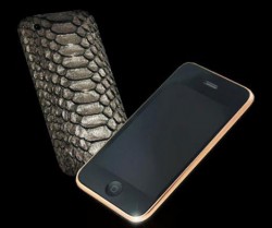 Златен iPhone 3GS в кожа от питон