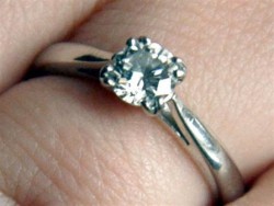 Съпруг прерови 10 тона боклук за годежен пръстен