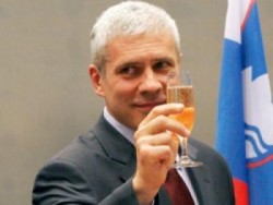 Глобяват президента на Сърбия, че пие на мач