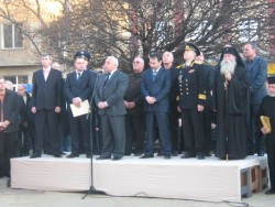 Кметът Георги Георгиев връчи почетен медал на автора на паметника на Свободата