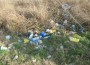 Покрай пешеходната пътека в Зелин е осеяно с боклуци
