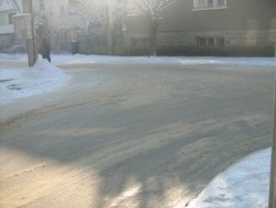 Лед и паднали хора по улиците в Ботевград