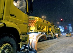 2 000 машини се борят със снега по пътищата