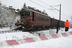 Влакът блъснал снегорина заради неработеща светлинна сигнализация?