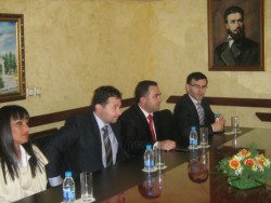 Министър Дянков бе посрещнат с хляб и сол в Ботевград