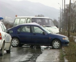 Лек автомобил и училищен микробус се удариха между Ботевград и Трудовец