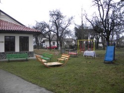 Детска площадка в двора на храм „Архангел Михаил”