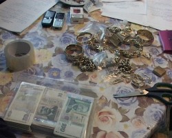 Пари, златни накити и документи са намарени при акцията на ГДБОП в Ботевград