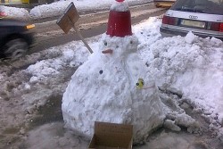 Снежен човек събира пари за алкохол