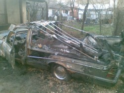 Горящ автомобил вдигна пожарната на крак