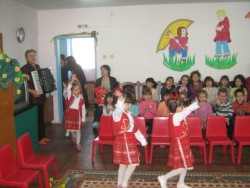 Децата от ЦДГ “Синчец” пресъздават народните обичаи, свързани с Великденските празници