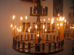 Стотици ботевградчани си запалиха свещи от Благодатния огън