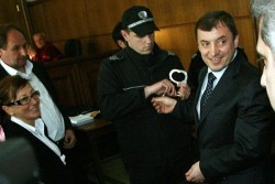 Алексей Петров остава в ареста