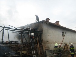 Пожар изпепели самалък, животни и техника в Литаково