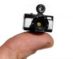 Фотоапаратче с големината на палец