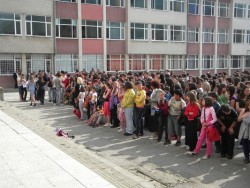 60 разноцветни балона полетяха над двора на гимназията