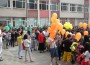 60 разноцветни балона полетяха над двора на гимназията