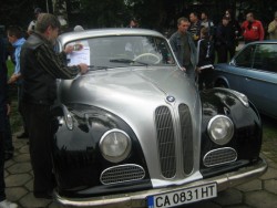 Над 30 автомобила участват в националния ретро парад в Ботевград