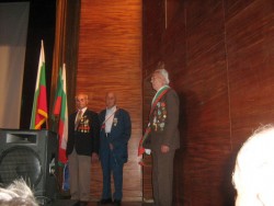 Кметът Георги Георгиев награди организацията на ветераните от войната с почетен медал