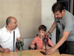 Крис отново е на крака след 12  г. в инвалидна количка