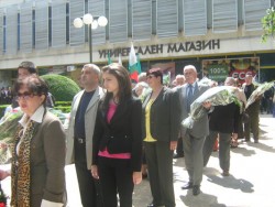Ботевградчани сведоха глави пред паметника на Христо Ботев
