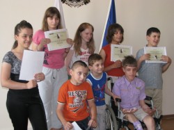 Талантливи деца с увреждания получиха стипендии, осигурени от продажба на книгата "Моят живот" 