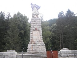 Преклонението пред паметника в Брусен