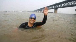 Китаец плува 1200 км, за да отиде на Световното Експо в Шанхай