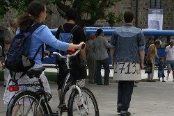 Трийсетина студенти се събраха на протест срещу високите такси в СУ