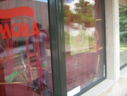 За пореден път разбиха витринно стъкло на магазин „Амона”