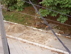 След отстраняване на авария – боклуци и разрушeна асфалтова настила на улица в Ботевград