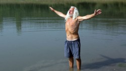 Мъж опита да преплува язовир с вързани крака и ръце