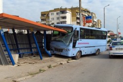 Автобус се блъсна в спирка, рани три жени във Враца