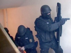 Апартамент в квартал „Васил Левски” е обискиран от маскирани полицаи