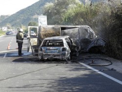 Кола и микробус изгоряха на пътя край Симитли