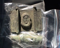 Полицаи иззеха 2000 антични предмета