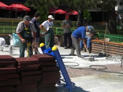 Докато едни правят, други рушат направеното