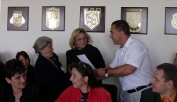 Областният управител награди участници в събора в Копривщица