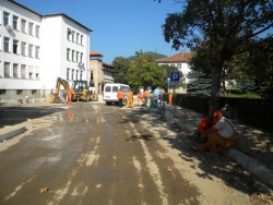 Усилено се ремонтират и преасфалтират улици и пътища в общината