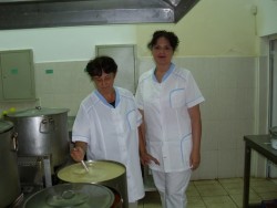 Инструктор по лечебно хранене и една готвачка обслужват детската кухня в Ботевград