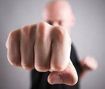 Деветокласник набит в междучасието от двама от 11-ти клас