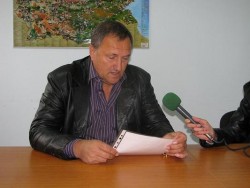 Бистра Павлова със своите въпроси към Веселин Ванев, собственик на фирма „Евроледър” ЕАД