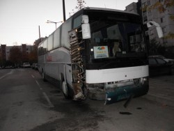 Двама пострадаха след зверски удар в паркиран автобус