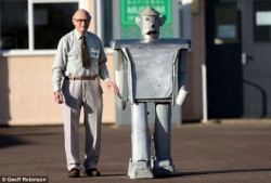 50-годишен робот проходи отново