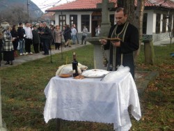 На панихидата в храм „Св.Архангел Михаил” бяха делегациите от РГърция 