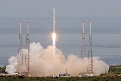 Частният космически апарат Falcon 9 завърши успешно дебютния си полет