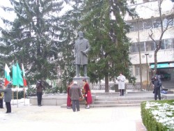 Ботевградчани се поклониха пред паметника на Христо Ботев